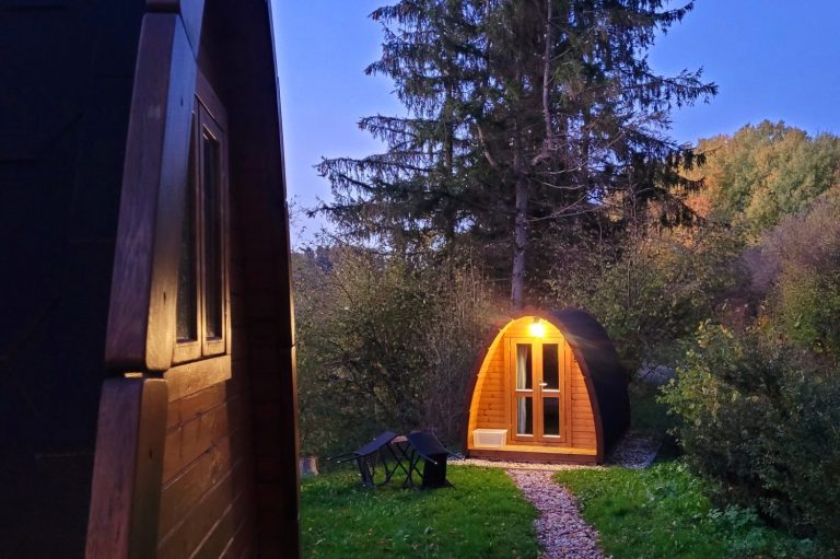 Die Pods Dachsbau und Fuchsbau befinden sich an der Alten Schule Elchweiler/Schmißberg, in der Nationalparkregion Hunsrück-Hochwald. Sie bietet Platz für jeweils bis zu 2 Personen. Wandern, Biken, Erlebnisse in der Natur. Grillplatz und Sauna im Garten. Urlaub in Rheinland-Pfalz, Birkenfeld bei Idar-Oberstein, Nähe  Bostalsee und Erbeskopf