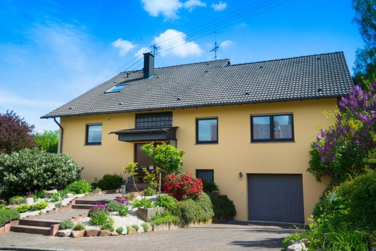 Das Ferienhaus Wilder Hunsrück befindet sich in Schmißberg, in der Nationalparkregion Hunsrück-Hochwald. Es bietet Platz für bis zu 15 Personen, in zwei Wohnungen. Wandern, Biken, Erlebnisse in der Natur. Grillplatz und Sauna im Garten. Urlaub in Rheinland-Pfalz, Birkenfeld bei Idar-Oberstein, Nähe Bostalsee und Erbeskopf