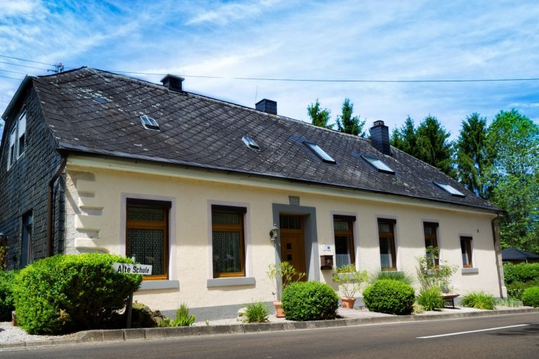 Das Ferienhaus Alte Schule befindet sich zwischen Elchweiler und Schmißberg, in der Nationalparkregion Hunsrück-Hochwald. Die Ferienwohnung Bergkristall bietet Platz für bis zu 5 Personen. Wandern, Biken, Erlebnisse in der Natur. Grillplatz und Sauna im Garten. Urlaub in Rheinland-Pfalz, Birkenfeld bei Idar-Oberstein, Nähe Bostalsee und Erbeskopf